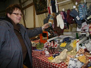 Isolde Nagel vom Kindergarten Stadtsteinach findet die handgemachten Socken im Winter einfach prima.  Fotos: Sonja Adam