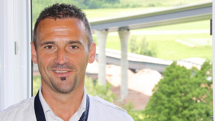 Bauleiter Hartmut Metz blickt zufrieden aus dem Baubüro auf die liegende Brücke.