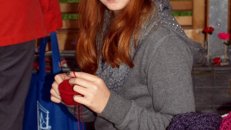 Nina Kremer häkelt sich eine Handytasche.