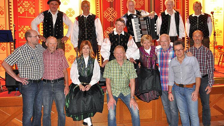 Gruppenfoto mit den "Oberkrainern" und den Kulmbachern im Jeans-Karo-Hemd-Outfit - vorne, von links: Reinhard Eber, Dietmar Grampp, Willy Kastner, Jürgen Holzmann, Günther Geuther und Konrad Witzgall.