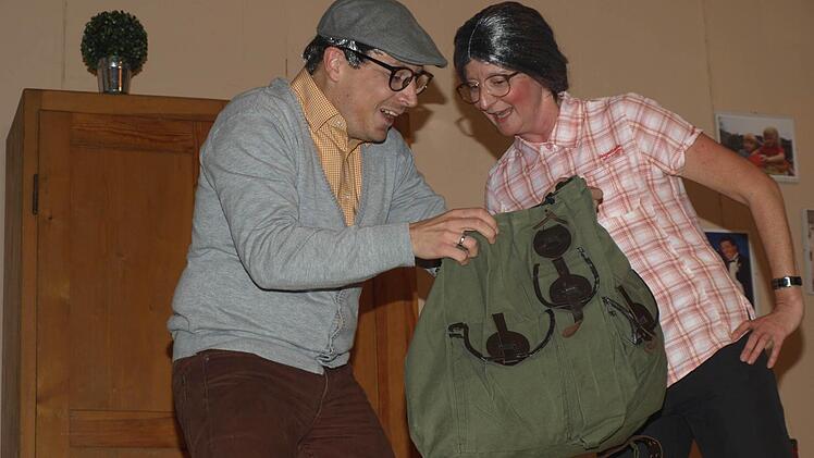 Oma Emma (Ulrike Breuter) und Opa Georg (Fabian Wahler) im Freudentaumel.