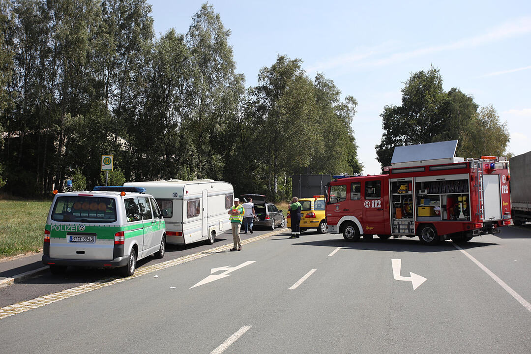 Lkw kracht in abbiegenden Familienwagen - Vier Verletzte