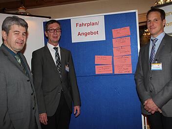 Wirtschaftsförderer Helmut Kurz, Andreas Mäder und Jonas Hüsam vom VGN (von links) informierten im Rahmen eines Bürgerforums über den neuen Nahverkehrsplan. Foto: Gerda Völk