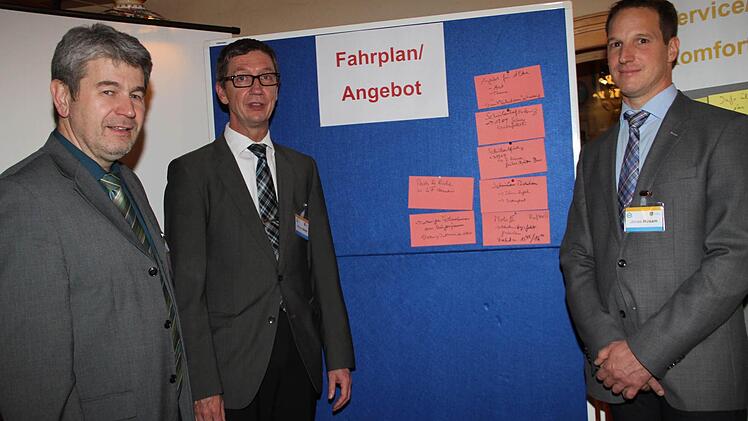 Wirtschaftsförderer Helmut Kurz, Andreas Mäder und Jonas Hüsam vom VGN (von links) informierten im Rahmen eines Bürgerforums über den neuen Nahverkehrsplan. Foto: Gerda Völk