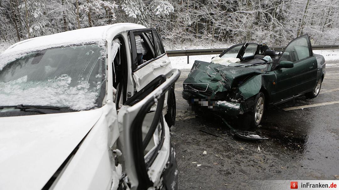 Starker Schneefall: Fünf Schwerverletzte nach Überholvorgang