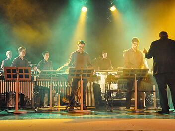Ob Marimbaphon, Aluleiter, Mülltonne - die jungen Musiker von "KissPercussiva" beherrschen nicht nur das Schlagwerk eines Orchesters.  Foto: Peter Klopf