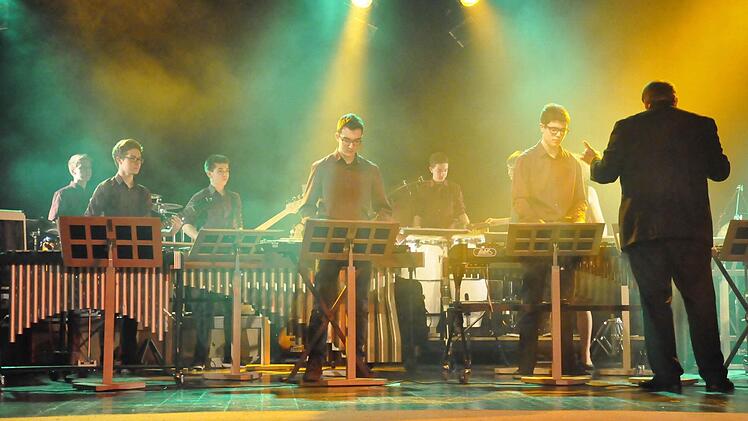 Ob Marimbaphon, Aluleiter, Mülltonne - die jungen Musiker von "KissPercussiva" beherrschen nicht nur das Schlagwerk eines Orchesters.  Foto: Peter Klopf