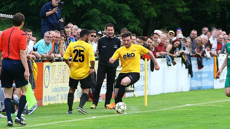 Der Stadtsteinacher Paul Waljaew am Ball. Hinter ihm sein Trainer Thomas Helld&ouml;rfer. Foto: Monika Limmer