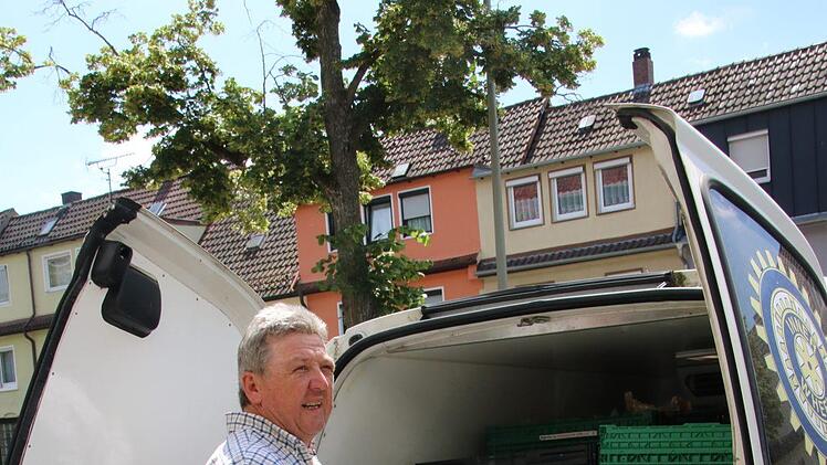 Helmut Bauer gehört zum Team der ehrenamtlichen Fahrer, die die Lebensmittel in den Geschäften einsammeln.Foto: Katrin Geyer