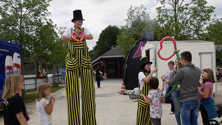 Stelzenclowns begeistern die Besucher. Foto: Manja von Nida