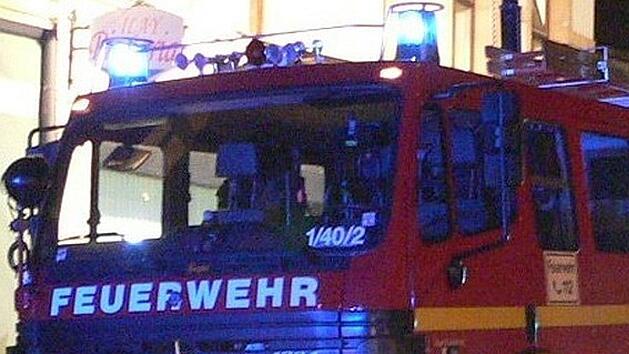 Ein Auto ist in Lichtenfels fast komplett ausgebrannt. Das Feuer zog auch ein in unmittelbarer N&auml;he abgestelltes Auto und eine Fassade in Mitleidenschaft.  Symbolbild: Feuerwehr
