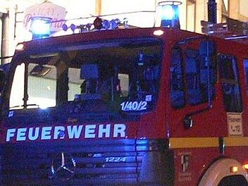 Ein Auto ist in Lichtenfels fast komplett ausgebrannt. Das Feuer zog auch ein in unmittelbarer Nähe abgestelltes Auto und eine Fassade in Mitleidenschaft.  Symbolbild: Feuerwehr