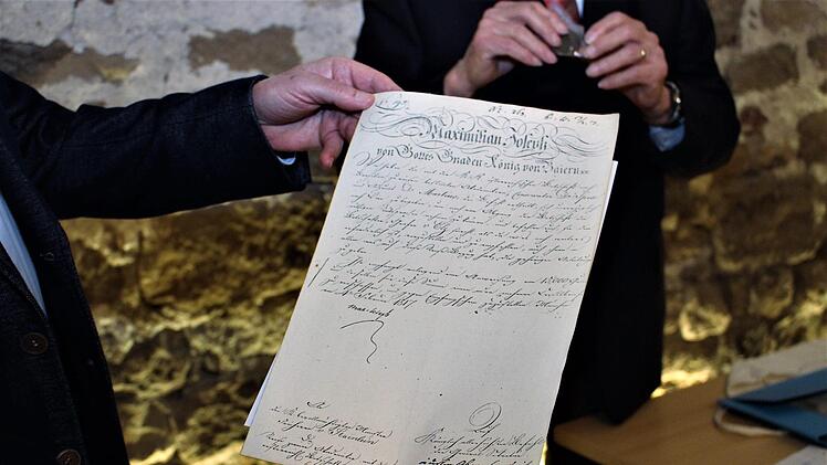 Das Faksimile eines Briefes, den Bayern-König Maximilian 1817 schrieb, machte Dr. Ludwig Tiefenbacher dem Verein zum Geschenk
