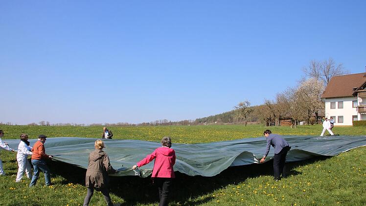 Symbolische Aktion gegen den Flächenfraß: Mit einer rund 250 Quadratmeter großen Folie machten die Mitglieder des Bund Naturschutz deutlich, wie viel Fläche innerhalb von nur drei Minuten in Bayern zugebaut wird.  Fotos: Katrin Geyer