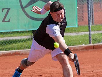 Voller Einsatz und starke Leistung: Kapitän Marco Neumann führte die Herren 50 des TC Michelau mit Siegen im Einzel und Doppel zum Gesamterfolg.  Foto: Klaus Gagel
