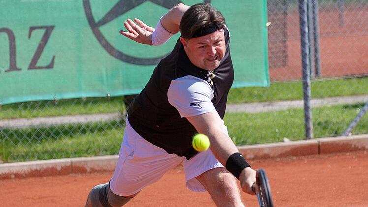 Voller Einsatz und starke Leistung: Kapitän Marco Neumann führte die Herren 50 des TC Michelau mit Siegen im Einzel und Doppel zum Gesamterfolg.  Foto: Klaus Gagel