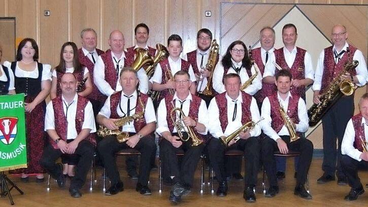 Die Tettauer Blasmusik wird am Wochenende am Wildberghof bei Tettau an zwei Tagen mit einem breiten Repertoire, unter Leitung von Wolfgang Milich, zur Unterhaltung aufspielen.  Foto: K.- H. Hofmann