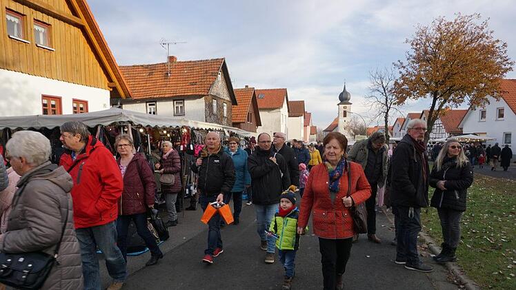 Gut besucht war der diesjährige Advents- und Weihnachtsmarkt Langenleiten. Foto:  Marion Eckert