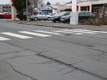 Das Teilstück der Albert-Ruckdeschel-Straße beim Real-Markt ist in einem denkbar schlechten Zustand.Foto: Katrin Geyer