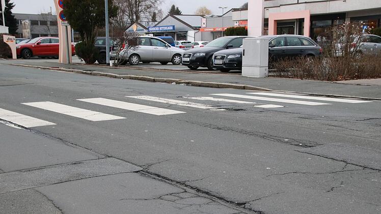 Das Teilstück der Albert-Ruckdeschel-Straße beim Real-Markt ist in einem denkbar schlechten Zustand.Foto: Katrin Geyer