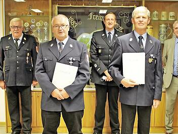 Mit dem Feuerwehrehrenzeichen in Gold wurden für 40 Jahre aktiven Dienst Jakobus Kötzner, Thomas Rogner, Friedrich Pröls und Robert Schlicht (vordere Reihe von links) ausgezeichnet. Hintere Reihe : Kreisbrandrat Bernhard Ziegmann, Kommandant Christian Dauer, Stellvertretender Landrat Bruno Kellner (von links)