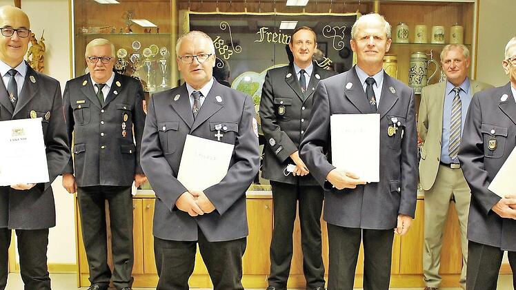 Mit dem Feuerwehrehrenzeichen in Gold wurden für 40 Jahre aktiven Dienst Jakobus Kötzner, Thomas Rogner, Friedrich Pröls und Robert Schlicht (vordere Reihe von links) ausgezeichnet. Hintere Reihe : Kreisbrandrat Bernhard Ziegmann, Kommandant Christian Dauer, Stellvertretender Landrat Bruno Kellner (von links)