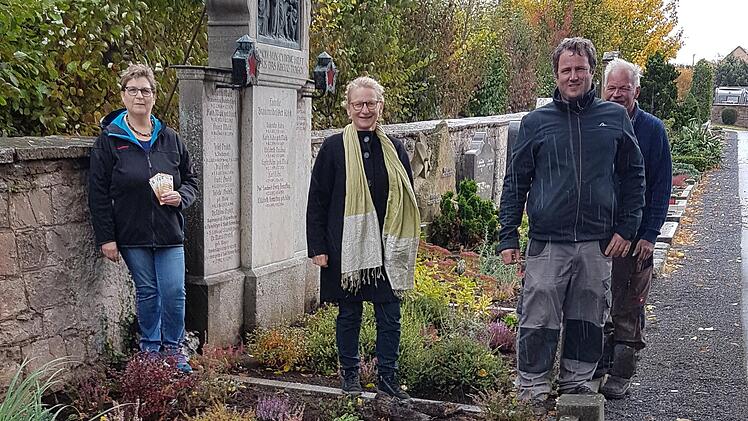 Die Vorsitzende des Gartenbauvereins Ute Merz übergab die Spende an 2. Bürgermeisterin Elisabeth Assmann. Daneben die Friedhofsmitarbeiter Matthias Emmert und August Brendan.