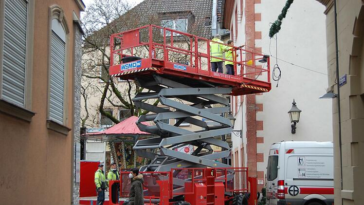 Die Vorbereitungen f&uuml;r die Weihnachtsbeleuchtung in Bad Kissingen laufen schon. Foto: Wolfgang D&uuml;nnebier