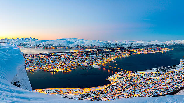 In Tromsø in Norwegen haben Urlauber im Winter die Chance, Polarlichter zu erleben.