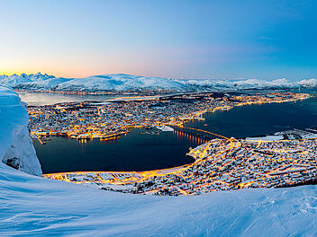 In Tromsø in Norwegen haben Urlauber im Winter die Chance, Polarlichter zu erleben.