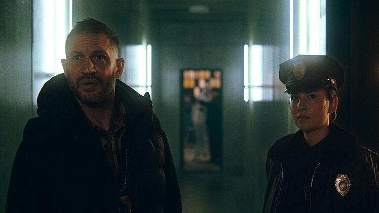 Ein missglückter Drogendeal droht dem Polizisten Walker (Tom Hardy) im Netflix-Film "Havoc" um die Ohren zu fliegen.