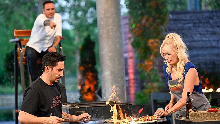 Eko Fresh und Ehefrau Sarah Bora wollen henssler mit "Sucuk-Kebab und Weißkohl-Kebab mit Pide" foppen, sorgen aber erstmal bei ihrem Koch-Coach Hans Neuner für Verzweiflung.