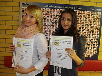 Landkreis-Schülersprecherin Katrin Luja (links) und ihre Stellvertreterin Hazal Cekic vertreten  den Schulamtsbezirk Kronach auf Landkreis-Ebene. Foto: Heike Schülein