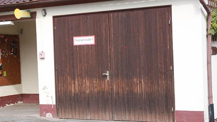 Das Tor am Feuerwehrgerätehaus, das die Vorbacher nur "Häusla" nennen, muss dringend erneuert werden. Foto: Katharina Becht