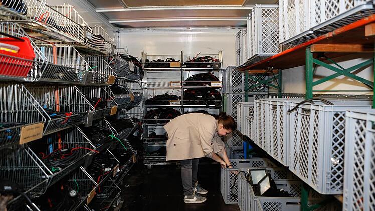 Der Leih-Laster birgt all das, was die Studentinnen für das Projekt brauchen.Foto: Matthias Hoch
