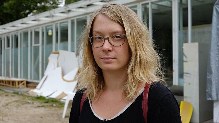 Lisa Wölfel vor einem der Ateliers in der Kunstakademie in Nürnberg gleich neben dem Tiergarten.  Foto: Nikolas Pelke