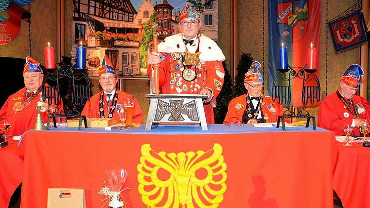 Festlich geschmückt war die Bühne im Rossini-Saal anlässlich der 39. Sippung und des 60-jährigen Stiftungsfestes des Kissinger Schlaraffen-Reyches 330 "An den Quellen".  Foto: Peter Rauch