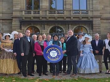 Viele Persönlichkeiten des öffentlichen Lebens halfen beim Sommerfest der Spielbank Bad Kissingen beim Jetonverkauf zugunsten Bedürftiger mit. In diesem Jahr ging der Erlös an die Lebenshilfe Hammelburg, die Deutsche Knochmarkspenderdatei und die Aktion Patenkind e.V. der Mainpost. Jetzt wurden die Schecks übergeben. Foto: Peter Rauch