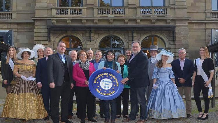 Viele Persönlichkeiten des öffentlichen Lebens halfen beim Sommerfest der Spielbank Bad Kissingen beim Jetonverkauf zugunsten Bedürftiger mit. In diesem Jahr ging der Erlös an die Lebenshilfe Hammelburg, die Deutsche Knochmarkspenderdatei und die Aktion Patenkind e.V. der Mainpost. Jetzt wurden die Schecks übergeben. Foto: Peter Rauch
