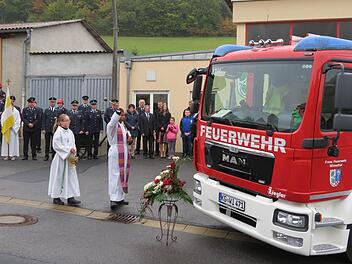 Pater Sony Kochumalayil segnete das neue Feuerwehrfahrzeug der Wirmsthaler Wehr.  Foto: Doris Bauer/Archiv