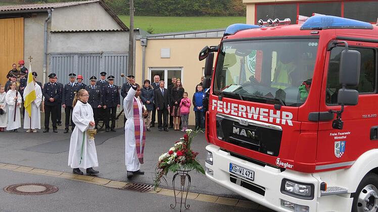 Pater Sony Kochumalayil segnete das neue Feuerwehrfahrzeug der Wirmsthaler Wehr.  Foto: Doris Bauer/Archiv