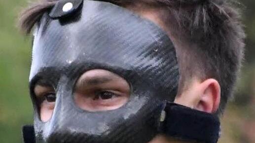 Nicht Zorro und auch nicht Batman, nein, hinter dieser Maske versteckt sich Bad Br&uuml;ckenaus Torwart Florian Jakobsche. Foto: Hopf