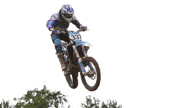 Ronny Wirth aus Gerhardshofen macht nicht nur einen hohen Sprung, er sprang auch auf den ersten Platz in der Klasse 4 Jugend.