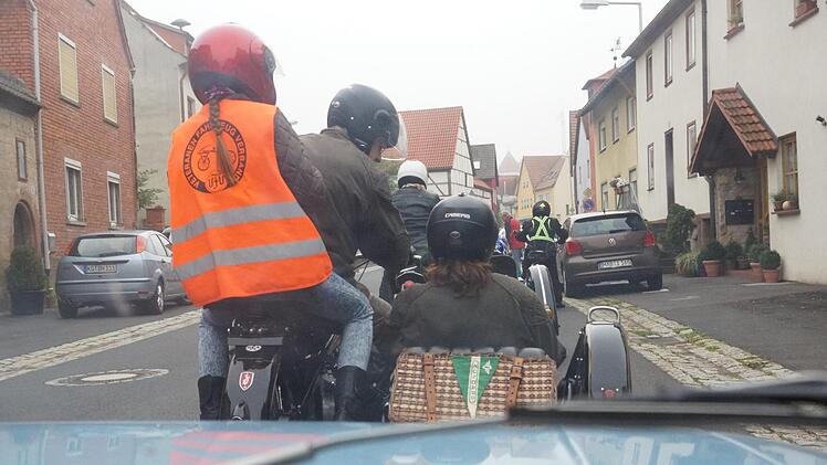 Warten an einer WertungsprüfungFoto: Arkadius Guzy