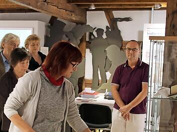 Noch bis zum 1. November ist im Zweiländermuseum Rodachtal die Sonderausstellung "Von der Freiheit eines Christenmenschen" zu sehen. Katrin Schlefke führte interessierte Touristiker der Region durch die Ausstellung und erläuterte deren Konzeption.  Foto: Bettina Knauth