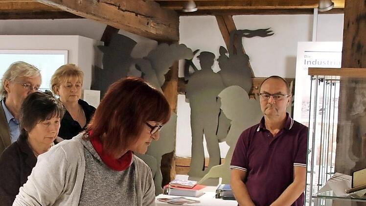 Noch bis zum 1. November ist im Zweiländermuseum Rodachtal die Sonderausstellung "Von der Freiheit eines Christenmenschen" zu sehen. Katrin Schlefke führte interessierte Touristiker der Region durch die Ausstellung und erläuterte deren Konzeption.  Foto: Bettina Knauth