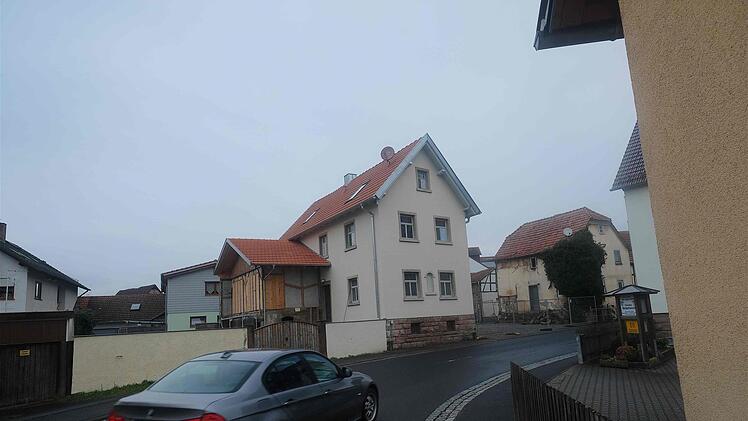 ...das nach dem Abriss der benachbarten Bauruine an der Ortsdurchfahrt "glänzt".