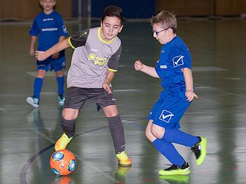 Torlos trennten sich der TSF Theisenort (graue Trikots) und die SG Ziegelerden, die allerdings ungeschlagen blieb und ihm Gegensatz zu ihrem Kontrahenten die Endrunde erreicht hat. Fotos: Heinrich Weiß