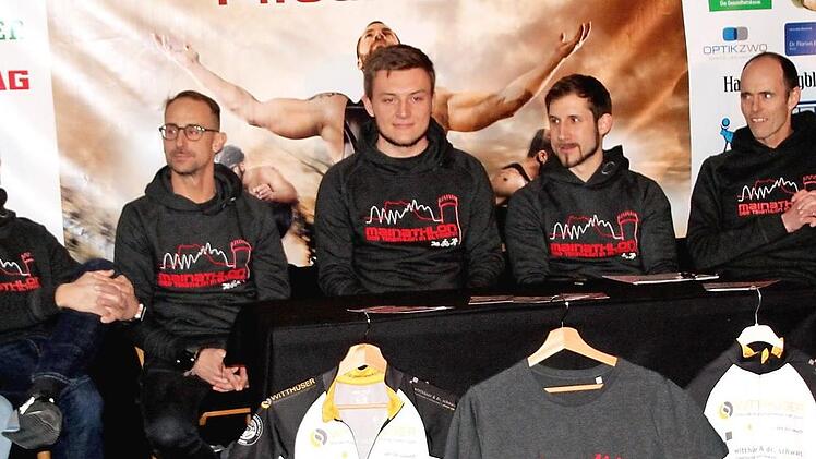 Die Organisatoren des Eltmanner Mainathlons 2018 bei der Vorstellung des Wettkampfs, von links: Matthias Pfuhlmann, Simon Kandler, Ralf Steinhäuser, Thomas Boczar, Peter Genslein, Moderator Johannes Keppner, Uli Pfuhlmann, Jens Witthüser und Felix Pfuhlmann