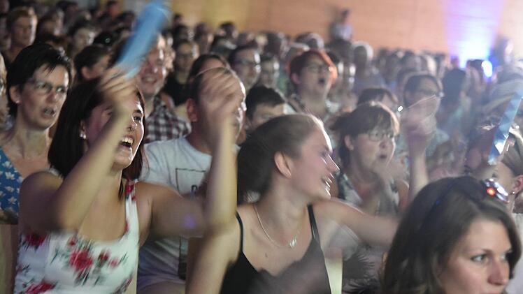 Vor Begeisterung außer Rand und Band war das Publikum bei der Geburtstag-Gala der Staatlichen Realschule CO II. Gegen die Hitze halfen selbst gefalte Fächer. Foto: Gabi Arnold